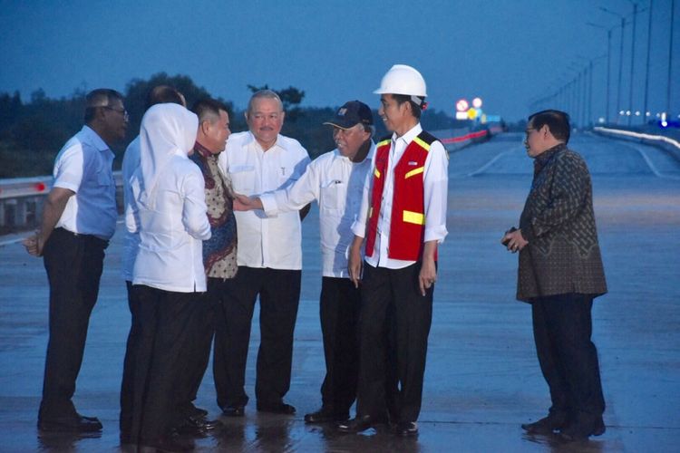 Presiden Joko Widodo didampingi Menteri PUPR Basuki Hadimuljono, Gubernur Sumatera Selatan Alex Noerdin, Sekretaris Kabinet Pramono Anung, Menteri BUMN Rini Soemarno, Walikota Palembang Haronojoyo dan Bupati Ogan Ilir Ilyas Panji Alam serta Dirut PT. Hutama Karya I Gusti Ngurah Putra, usai peresmian Jalan Tol Palembang-Indralaya Seksi I ruas Palembang-Pamulutan, Kamis (12/10/2017).