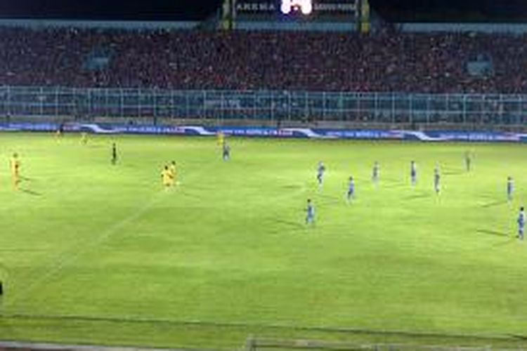 Arema Cronus saat melawan Barito Putra di Stadion Kanjuruhan, Kabupaten Malang, Jumat (21/2/2014).