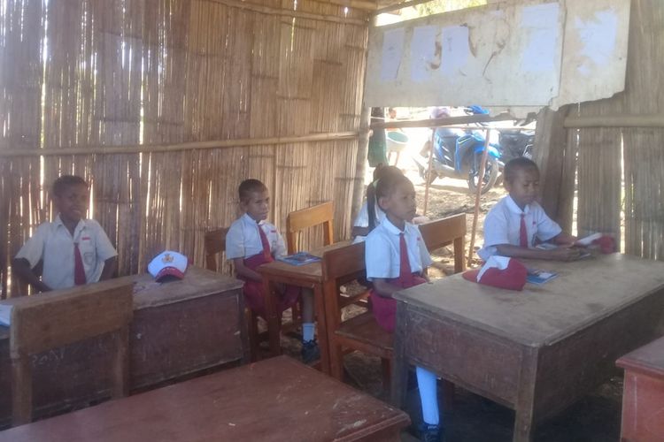 Foto : Siswa-siswi dan guru saat melakukan aktivitas pembelajaran di bangunan darurat SDN Kepiketik, Desa Persiapan Mahe Kelan, Kecamatan Waigete, Kabuapaten Sikka, Flores, NTT, Jumat (8/11/2019).