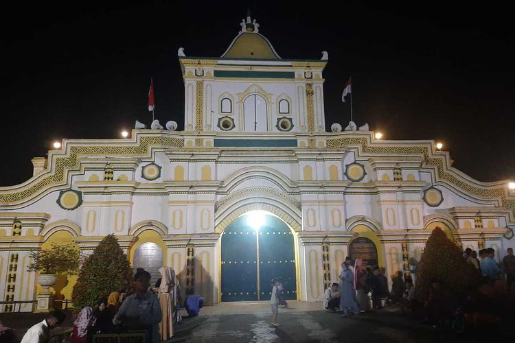 Pintu gerbang masjid agung Sumenep, salah satu ikon heritage wisata di Kabupaten Sumenep.
