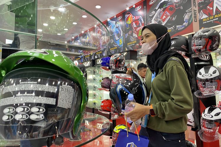 Konsumen berburu helm murah di Jakarta Fair 2023, Harganya mulai Rp 100.000 saja