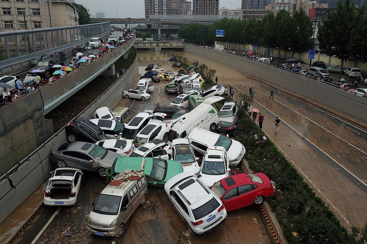 Foto aerial memperlihatkan tumpukan mobil di pintu masuk sebuah terowongan, setelah banjir surut akibat dari hujan deras yang mengguyur kota Zhengzhou, provinsi Henan, China, Kamis (22/7/2021).