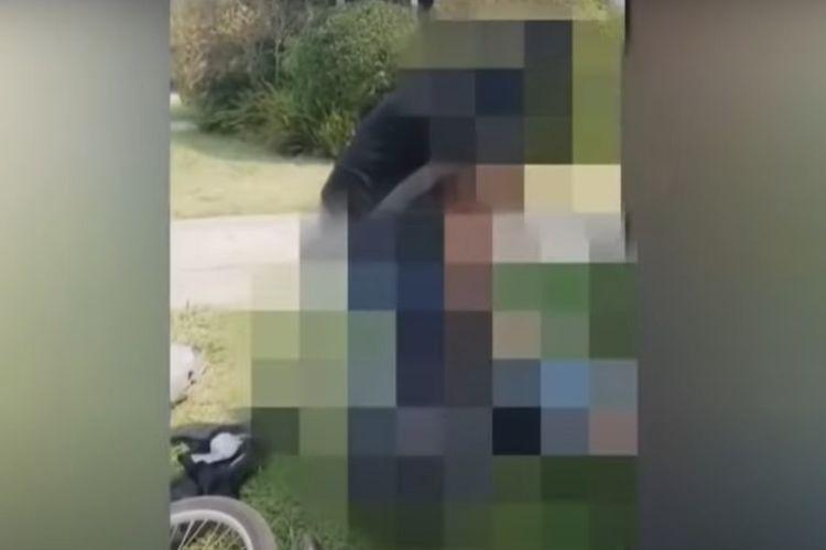 Tangkapan layar dari video Chealsey Allmon-Encinas yang merekam sejoli diyakini tunawisma, berhubungan seks di halaman depan rumah tetangganya di Stockton, Amerika Serikat. Perisitiwa ini diberitakan CBS Sacramento pada Jumat (4/9/2020).