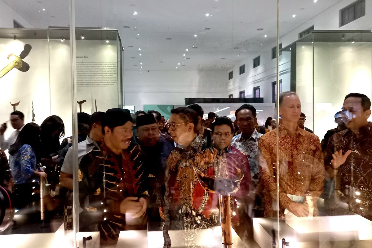 Menteri Kebudayaan Republik Indonesia Fadli Zon dan Perwakilan SNKI Basuki Teguh Yuwono di pameran keris Musuem Nasional Indonesia, Jakarta Pusat, Senin (25/11/2024)