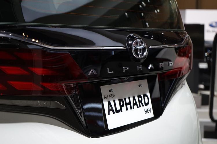 salah satu daya tarik utama Toyota Alphard sejak pertama hadir di Tanah Air yakni dari segi desain luar yang atraktif untuk sebuah big MPV. Meski mengusung desain kotak, tidak membuat Toyota Alphard kehilangan karisma. Sebaliknya, mempertegas status sosial pemiliknya. 
