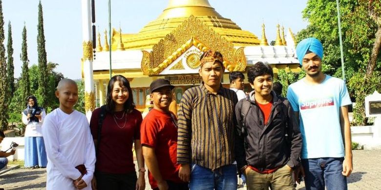 Prem Singh (kanan) dan peserta Peace Train Indonesia dengan latar agama dan keyakinan berbeda.