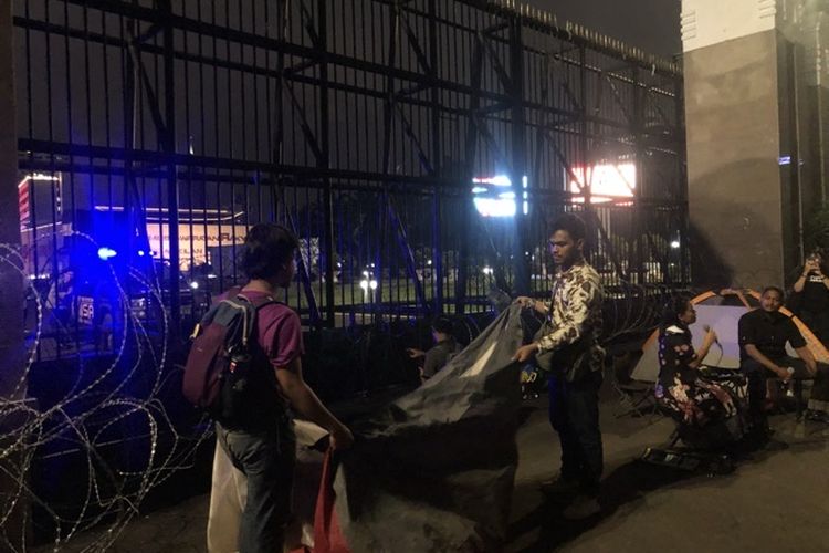 Massa aksi tolak RKUHP masih bertahan di depan Gedung DPR RI, Senayan, Jakarta, Selasa (6/12/2022). Massa sudah mendapatkan peringatan kedua untuk membubarkan diri dari kepolisian Polres Metro Jakarta Pusat. 