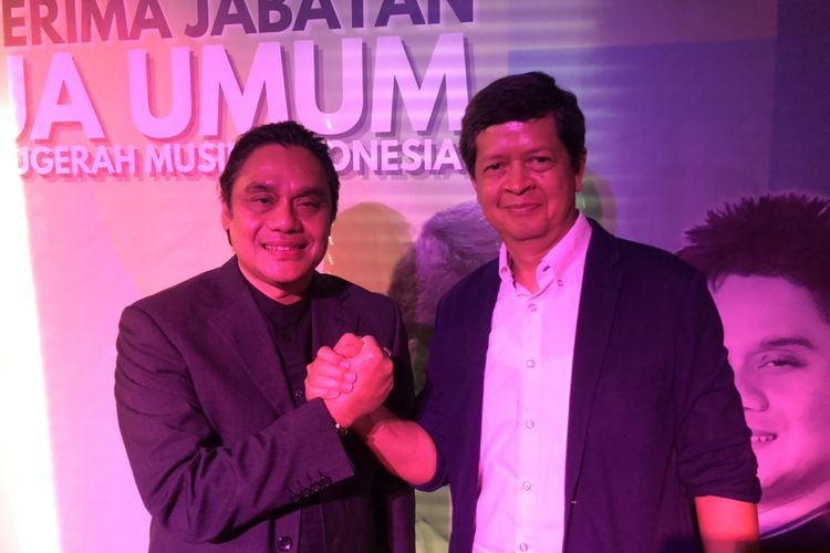 Dwiki Dharmawan dan Candra Darusman saat serah terima jabatan ketua umum Yayasan Anugerah Musik Indonesia (AMI) di kawasan SCBD, Jakarta Selatan, Senin (24/1/2022). 