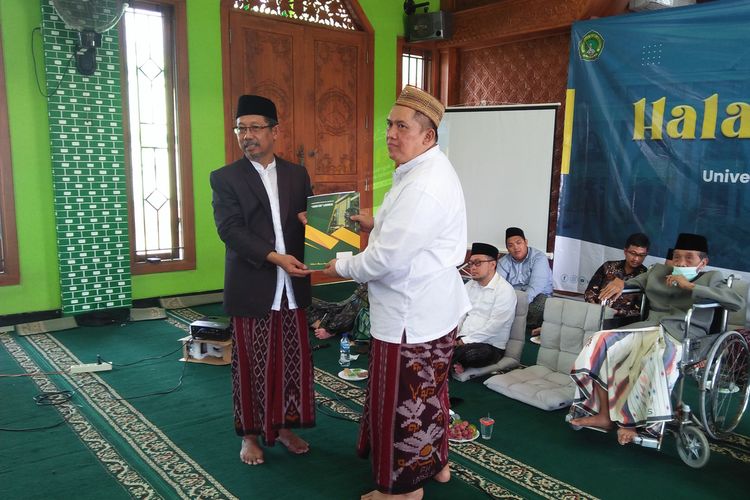 Bambang Eko Muljono (kiri), ketika pelantikan pj rektor Universitas Islam Lamongan (Unisla) baru di lingkup kampus di Lamongan, Jawa Timur.
