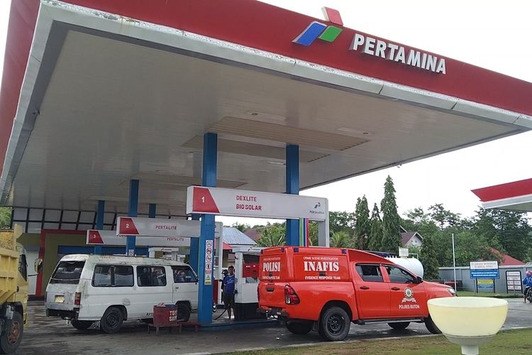 Puluhan mobil truk mengantre bahan bakar minyak (BBM) jenis solar di stasiun pengisian bahan bakar umum (SPBU) Kecamatan Pasarwajo, Kabupaten Buton, Sabtu (17/12/2022).