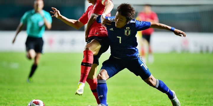 Son Heung-min berebutan bola dengan Teruki Hara pada laga Korea Selatan vs Jepang dalam final cabang sepak bola putra Asian Games 2018 di Stadion Pakansari, 1 September 2018. 