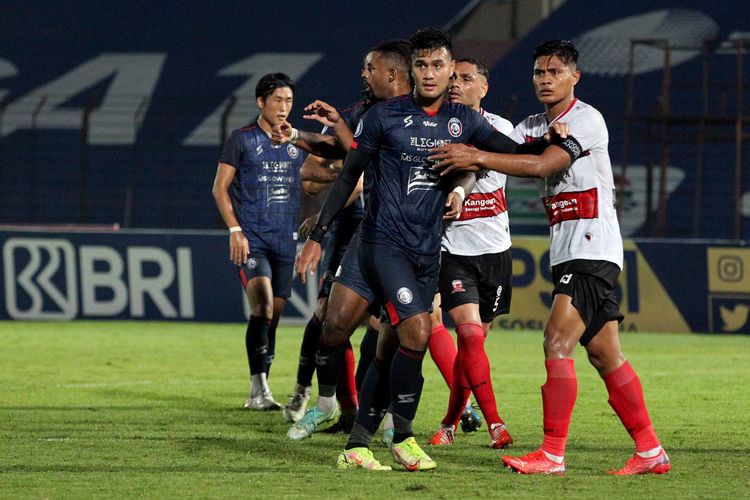 Pemain Madura United Fachrudin Aryanto (kanan) meniga pemain Arema FC M Rafli pada pekan 10 Liga 1 2021 yang berakhir dengan skor 1-2 di Stadion Sultan Agung Bantul, Senin (1/11/2021) malam.