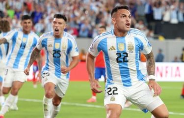 Penyerang Argentina, Lautaro Martinez, berselebrasi seusai mengemas gol dalam fase Grup A Copa America 2024 antara Chile vs Argentina di Stadion MetLife pada 25 Juni 2024. Artikel ini berisi prediksi Argentina vs Ekuador.
