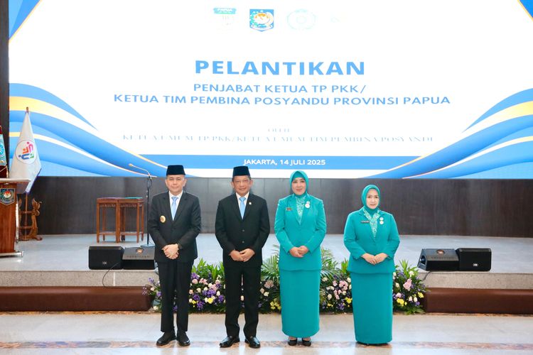 Mendagri Tito bersama Ketua TP PKK dan Ketua Tim Pembina Posyandu Provinsi Papua yang baru dilantik di Gedung Sasana Bhakti Praja (SBP), Kantor Pusat Kementerian Dalam Negeri (Kemendagri), Jakarta, Senin (14/7/2025).