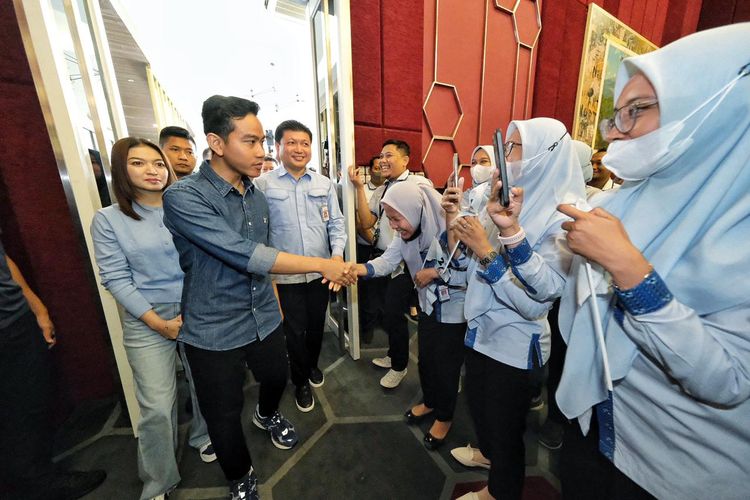 Cawapres nomor urut dua, Gibran Rakabuming Raka mengunjungi PT Sritex di Sukoharjo, Jawa Tengah, Selasa (24/1/2024).