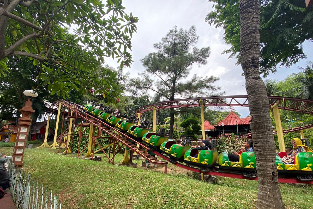 Alap-Alap atau roller coaster mini di wahana permainan Dufan, Ancol. 