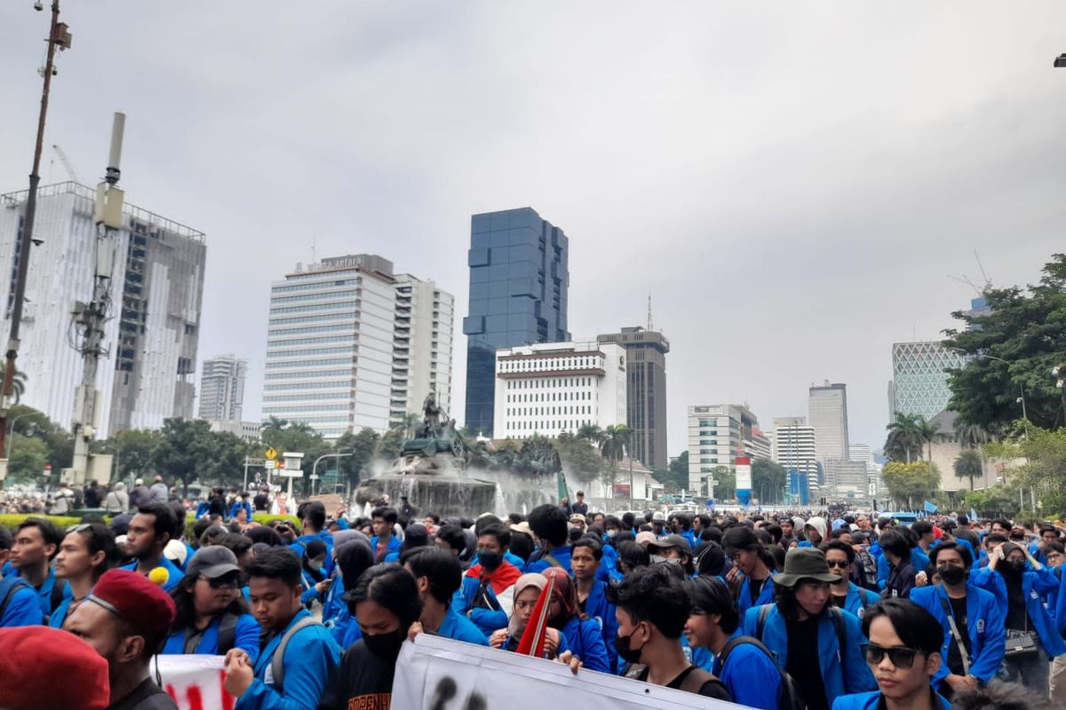 Massa unjuk rasa padati kawasan Patung Kuda, Jakarta Pusat pada Senin (11/4/2022), unjuk rasa kali ini mereka membawa beberapa tuntutan seperti isu minyak goreng, penundaan pemilu dan lainnya.