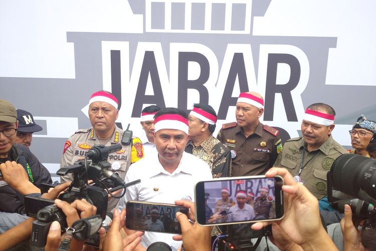 Pj Gubernur Jabar Bey Machmudin usai menghadiri Deklarasi Jabar Akur (Aman, Kondusif dan Rukun) di GOR Saparua, Kota Bandung, Jawa Barat, Senin (27/11/2023).