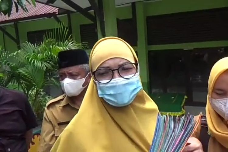 Kepala Dinas Pendidikan dan Kebudayaan Kota Bandar Lampung Eka Afriana usai pertemuan dengan kepala sekolah terkait viral guru PPPK mengadu ke Hotman Paris, Senin (26/9/2022).