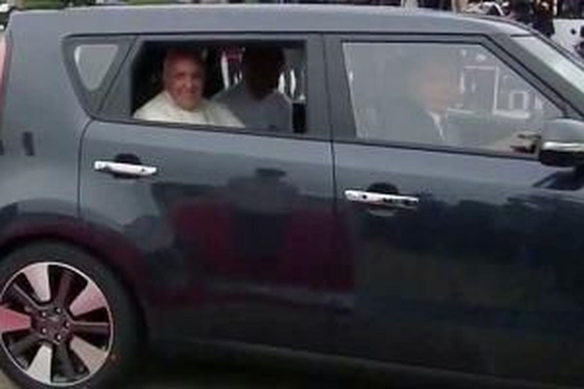 Paus Francis duduk di kursi belakang Kia Soul