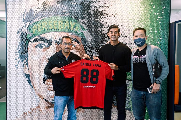 Pelatih Persebaya Surabaya Aji Santoso (kiri) meresmikan kiper barunya Satria Tama di dampingi agennya Gabriel Budi.