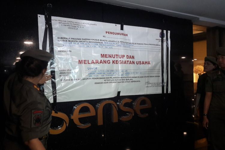 Satpol PP resmi menyegel unit usaha bermerk Sense di Mal Mangga Dua Square, Jakarta Utara, Kamis (19/4/2018)