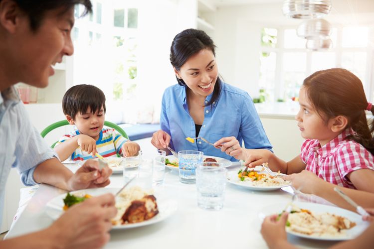Bagaimana sikap baik saat makan malam bersama keluarga