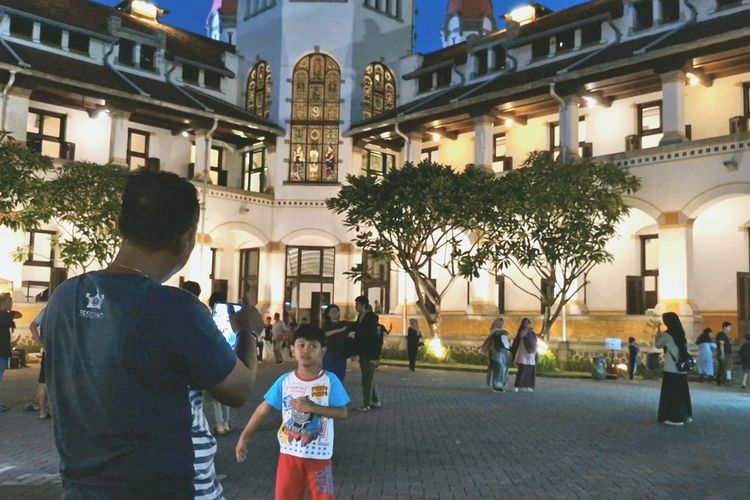 Suasana wisatawan berlibur di ikon wisata Lawang Sewu Semarang, Minggu (14/4/2024) malam.