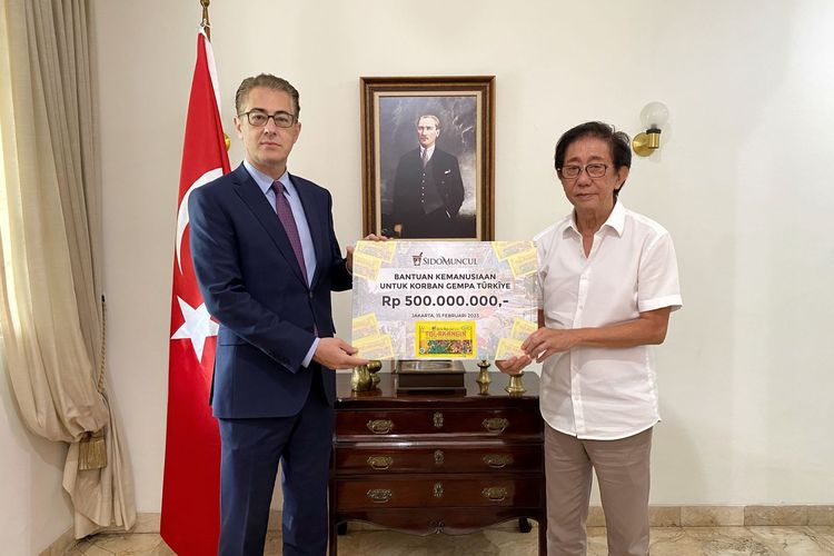 Direktur Sido Muncul Irwan Hidayat (kanan) memberikan bantuan untuk korban gempa Turkiye secara simbolis kepada Wakil Duta Besar Turkiye Ömer Orhun Çelikkol di Kantor Kedutaan Besar Turkiye untuk Indonesia, Jakarta, Rabu (15/2/2023)