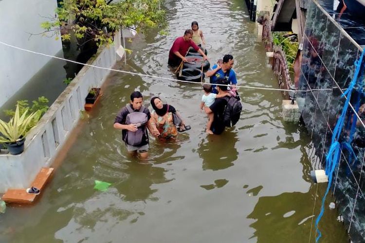 Sejumlah warga Tlogosari, Kota Semarang mengungsi di rumah warga yang lebih tinggi, Kamis (14/3/2024).