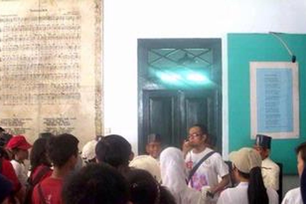 Asep Kambali menjelaskan sejarah Sumpah Pemuda, Minggu (31/10/2010).