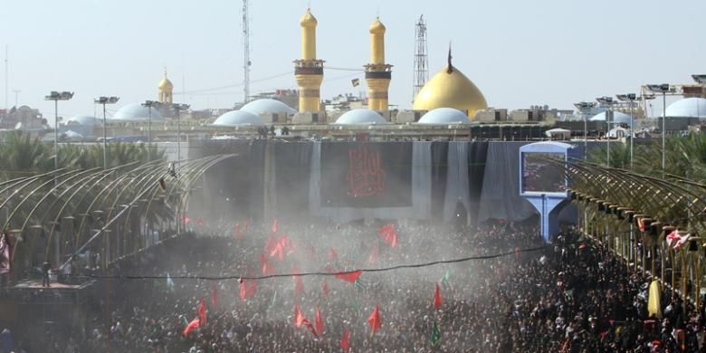 Jutaan umat Syiah memadati makam Imam Hussein di Karbala, Irak untuk mengikuti perayaan Ashura.