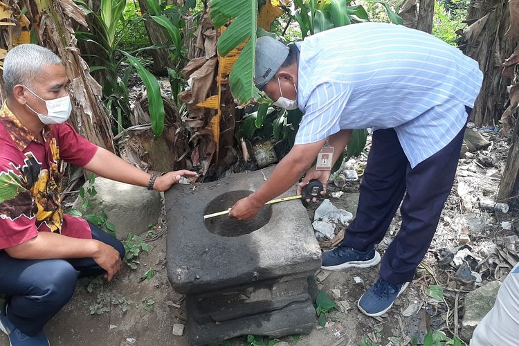 Petugas dari Balai Pelestarian Cagar Budaya (BPCB) DI Yogyakarta saat mendata salah satu objek temuan benda bersejarah di Gancahan VI Sidomulyo, Kapanewon Godean, Kabupaten Sleman. Dari pengecekan kemungkinan objek tersebut adalah Yoni, meskipun demikian sudah ada jejak-jejak pemanfaatan ulang.