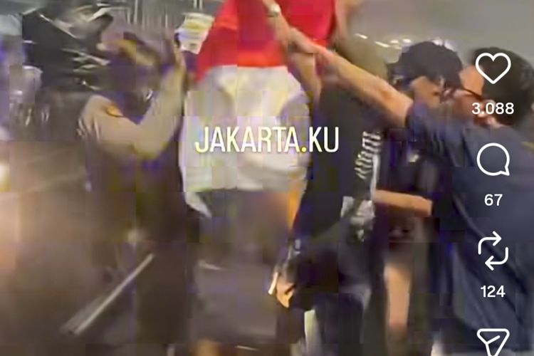 Demo Berujung Ricuh di Salemba Jakpus, Massa Tak Mau Bubar hingga Bakar Ban