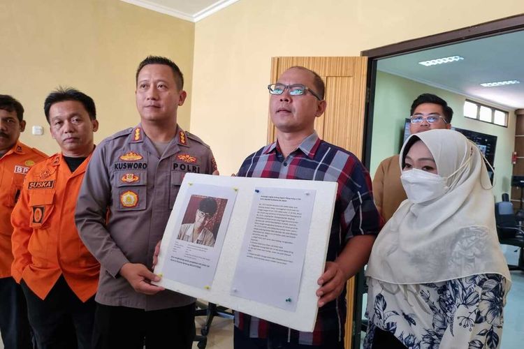 Kapolresta Bandung Kombes Pol Kusworo Wibowo dan Keluarga Putu Arjuna Nugraha Eka Wana (20) mahasiswa Telkom University (Tel-U) hilang sejak Minggu tanggal 4 Juni 2023 lalu saat melakukan jumpa pers di Mapolresta Bandung, Rabu (14/6/2023)