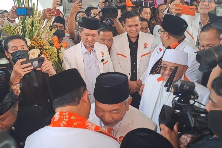 Anies Baswedan tampak dipeluk oleh Presiden PKS Ahmad Syaikhu ketika eks Gubernur DKI Jakarta itu tiba di kantor DPP PKS Jl TB Simatupang, Jakarta, jelang pengumuman Anies menjadi Capres, Kamis (23/2/2023). 