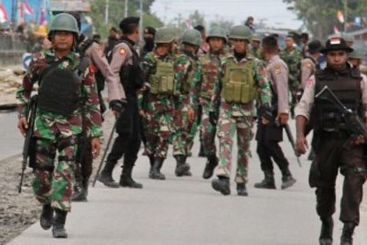 Petugas kepolisian dan TNI melakukan pengamanan saat terjadi aksi protes di Mimika, Papua, Rabu (21/8/2019).