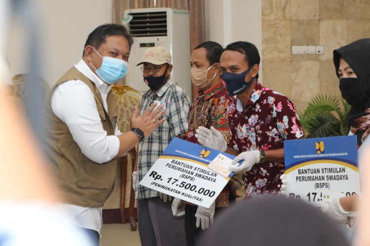 Direktur Rumah Swadaya yang mewakili Direktur Jenderal Perumahan Arsyad melaksanakan serah terima buku tabungan kepada penerima bantuan bersama Wali Kota Bogor dan Anggota Komisi V DPR RI di Sri Baduga Balaikota Bogor, Kamis (09/07/2020).