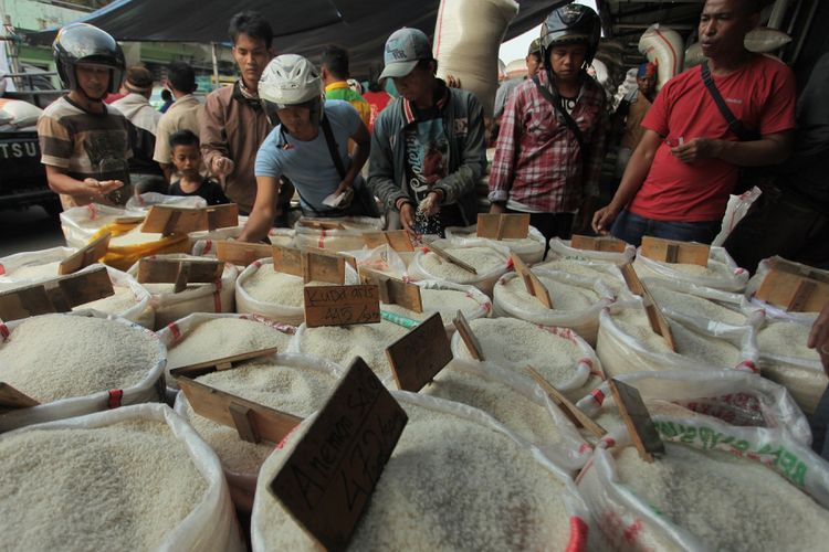 Sejumlah calon pembeli memilih beras di Pasar Induk Beras Cipinang (PIBC), Jakarta, Senin (7/8/2017). PT Food Station Tjipinang Jaya memastikan stok beras di DKI Jakarta jelang Hari Raya Idul Adha 1438 H dalam kondisi aman, hal tersebut disebabkan stok yang ada melebihi stok aman yaitu 30 ribu ton sementara di Pasar Induk Beras Cipinang mencapai 44 ribu ton. ANTARA FOTO/Muhammad Adimaja/aww/17.