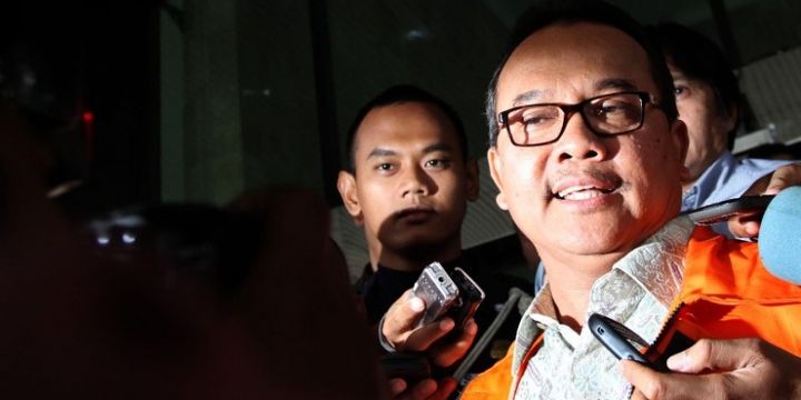 Rusli Zainal menggunakan baju tahanan usai menjalani pemeriksaan selama tujuh jam di Gedung Komisi Pemberantasan Korupsi (KPK), Jalan Rasuna Said, Kuningan, Jakarta Selatan, Jumat (14/6/2013). 