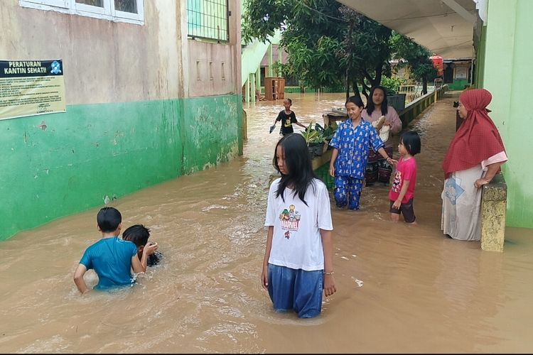 Banjir Bertahun-tahun Rendam SDN 98 Kota Jambi, Siswa Keluhkan Sulit Belajar dan Buku Basah