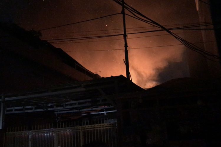 Dinas Penanggulangan Kebakaran dan Penyelamatan DKI Jakarta masih berupaya memadamkan kebakaran yang melanda pemukiman warga di Jalan Kali Pasir RT 014 RW 01, Cikini, Menteng, Jakarta Pusat pada Jumat (17/12/2021) malam.