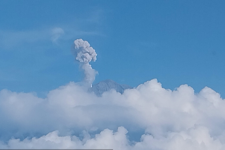 Gunung Semeru Meletus Kamis Pagi, Semburkan Kolom Abu 900 Meter