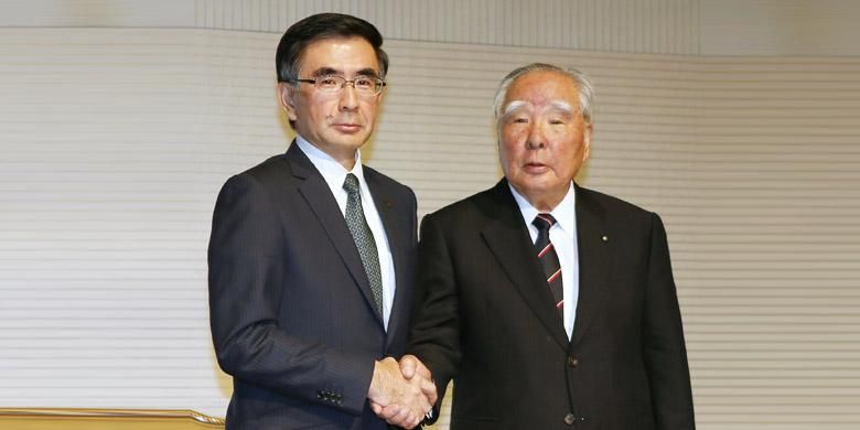 Osamu Suzuki (kanan) dan sang anak Toshihiro Suzuki (kiri).