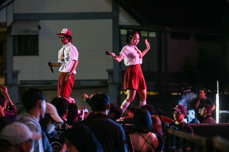 DJ Hura Hura tampil di hari kedua Pekan Gembira Ria Vol.2 di Gambir Expo, JI Expo Kemayoran, Jakarta, Sabtu (5/11/2022). Sejumlah musisi tampil selama tiga hari gelaran yang mengusung konsep festival musik, jajanan, dan hiburan permainan.