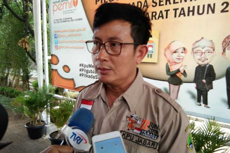 Ketua KPU Jabar Yayat Hidayat saat diwawancarai media di Kantor KPU Jabar, Jalan Garut, Senin (8/1/2018).