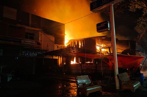 Toko Furnitur di Ciracas Hangus Terbakar, 85 Personel Damkar Berjibaku Padamkan Api