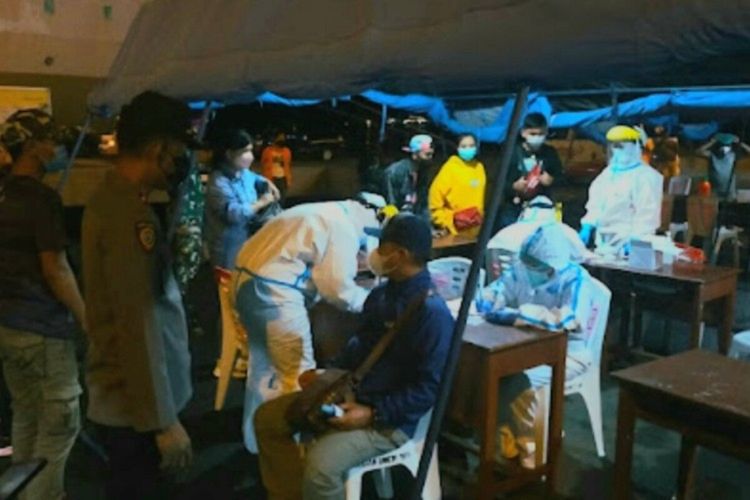 Polres Bitung dan Polsek KPS  melaksanakan pengamanan kegiatan swab antigen yang digelar Dinas Kesehatan Pemkot Bitung dan KKP Bitung di Pelabuhan Samudera Bitung.