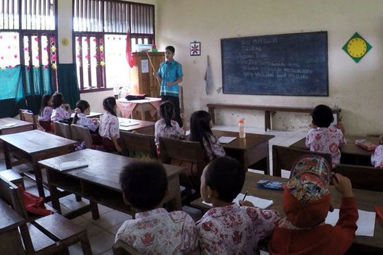 Ilustrasi: Seorang guru mengajar di salah satu SD di Kabupaten Bulungan, Kalimantan Utara beberapa waktu lalu.(Kompas.com/Kontributor Nunukan, Sukoco)
