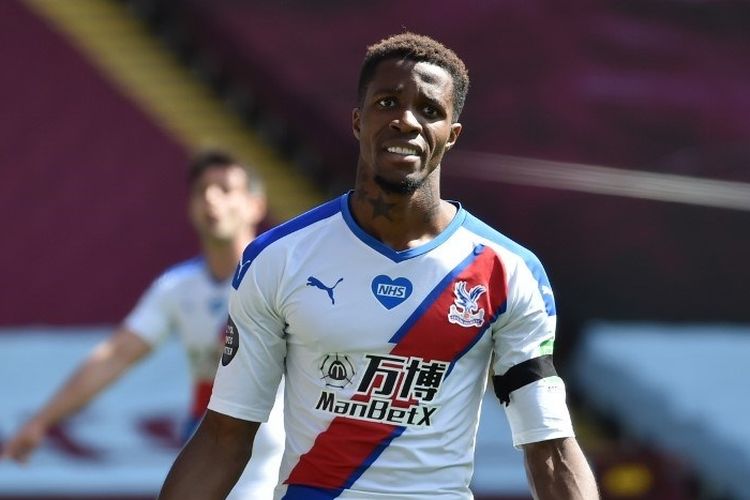 Pemain Crystal Palace, Wilfried Zaha, saat tampil pada laga Aston Villa vs Crystal Palace di Villa Park, Minggu (12/7/2020).